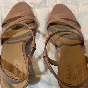 Naturalizer Women's natural colored Sandals